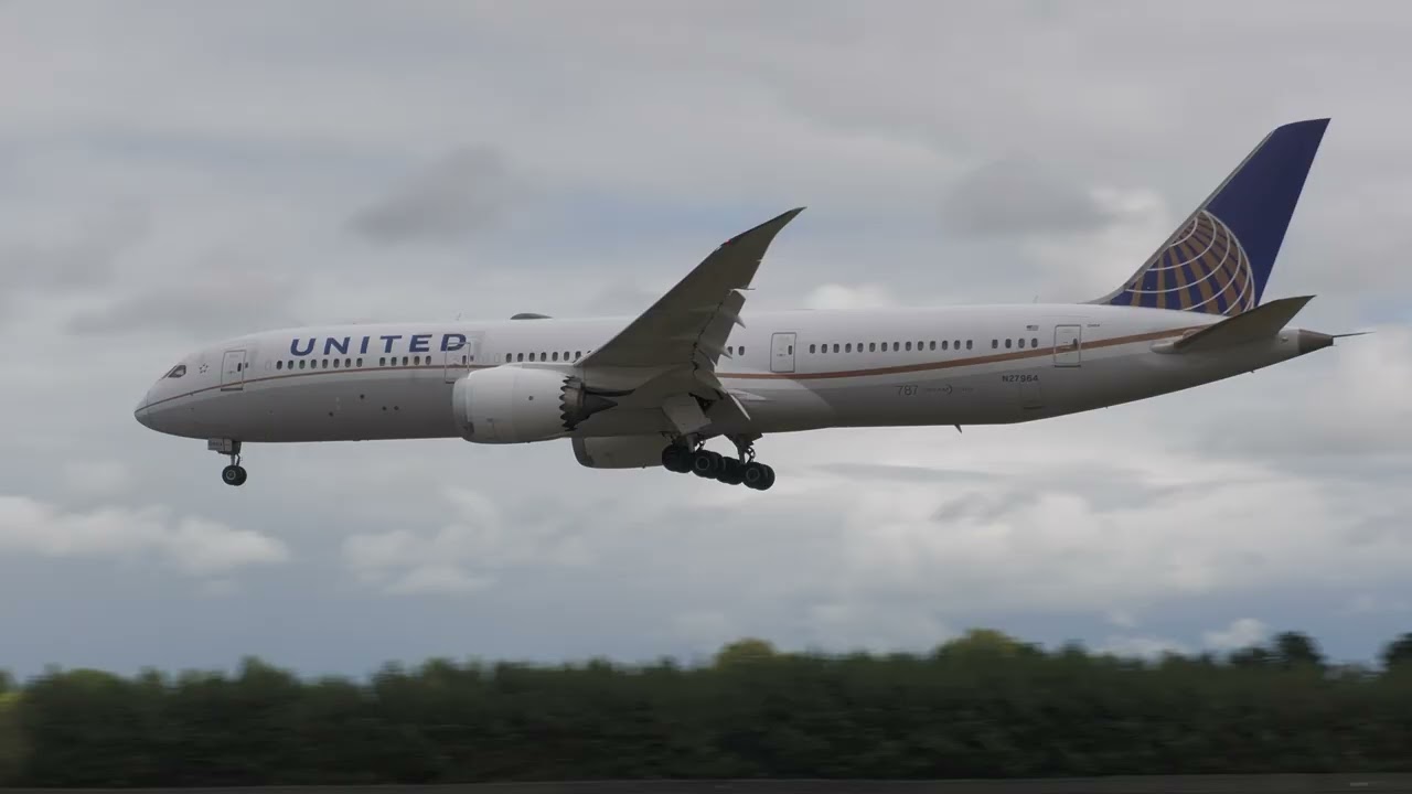 Singapore & United Airlines coming and going from CHC 18th Jan 2026