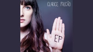 Video thumbnail of "Clarice Falcão - De Todos Os Loucos Do Mundo"