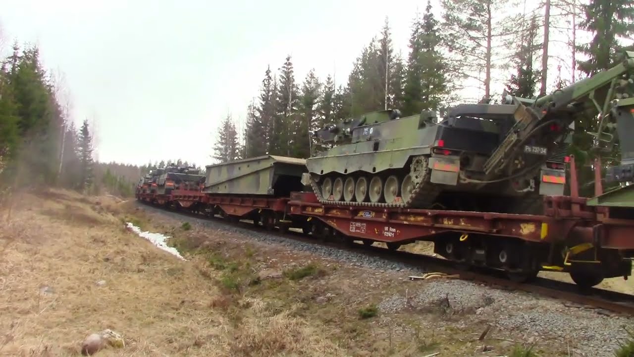 Sotilasjuna Niinisaloon / Military train