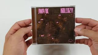 Unboxing: JWP / BC KOLEDZY
Współpraca: rapunboxing@gmail.com
Płyta została zakupiona przez autora filmu i stanowi część jego kolekcji.
https://www.instagram.com/rapunboxingtv
https://www.facebook.com/rapunboxingtv
Beat: Dj Bart (Mad Crew/Baku Baku Skład)
https://www.mixcloud.com/Dj_Bart/ Unboxing: JWP / BC KOLEDZY