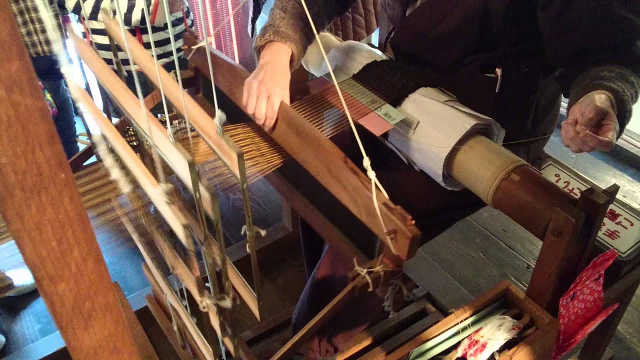 足踏式織機を使った機織り(HATAORI) Japanese weaving 足踏織機(しょっき) - YouTube