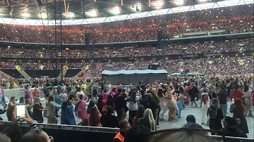 Harry Styles ‘Canyon Moon’ and fans doing conga at Love On Tour Wembley Night 2 Sunday 19/06/2022