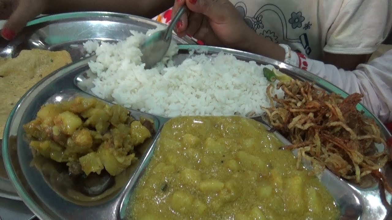 Bengali Mach Vat ( Fish Rice ) in Varanasi Street Food India Uttar