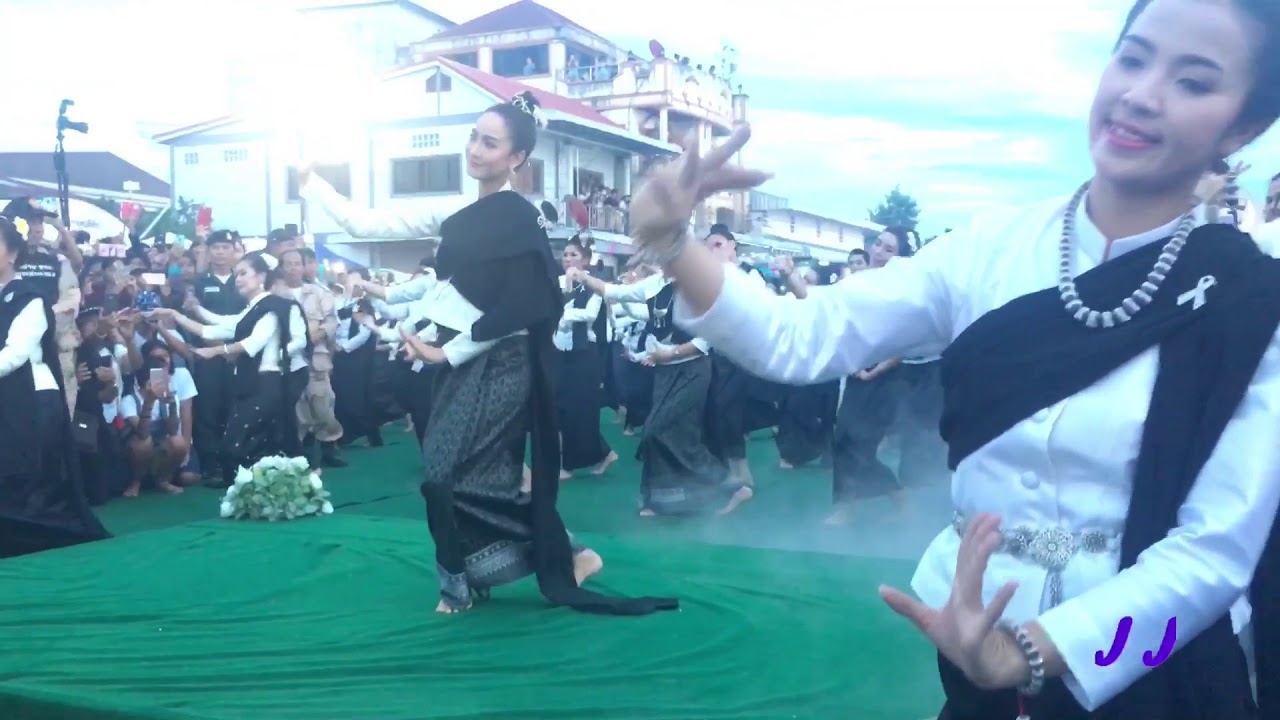 แต้ว ณฐพร รำบวงสรวงพญาพิสัยศรีสัตตนาคราช Taew Natapohn Naka Ball Festival