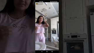 Melek Azad Mutfakta Yemek Hazırlıyor