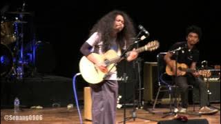 Payung Teduh - Angin Pujaan Hujan @ Konser Amal Singing Toilet [HD]