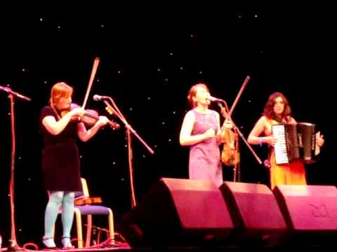 The Shee - Tom Paine's Bones - Live Crawley Folk Festival 2010