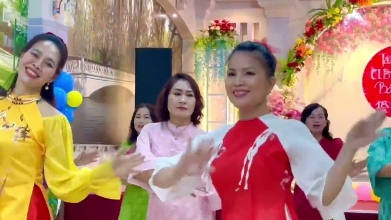 Phố Hoa đón Xuân rộn ràng cùng chị em CLB BảoTrâm