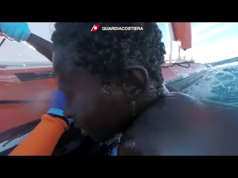 Migranti, Guardia Costiera: il video del salvataggio di 84 migranti naufragati