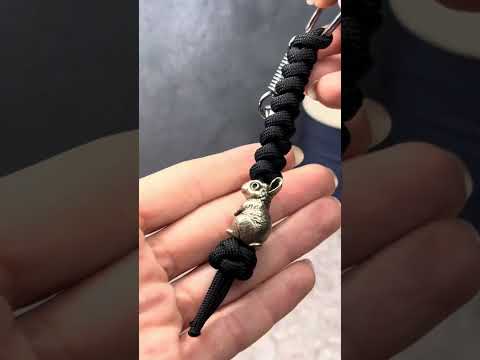 Брелок Заєць з мельхіора ручного лиття, брелок ручної роботи з паракорду з карабіном, видео 1