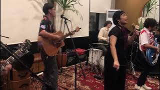 Download lagu White Shoes & The Couples Company - Folklor (Live at Sedjuk, Tangerang Selatan 12/1/2022)