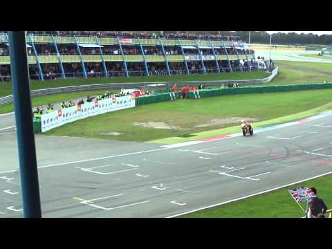 Video: British Superbikes 2012: Chris Walker Tommy Hill turnir cədvəlinə rəhbərlik etdiyi üçün şou göstərir