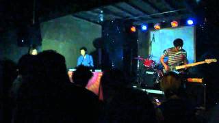 Toro Y Moi - "Low Shoulder" Live @ Plano B