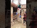彼らは木の板をてことして使い、荷物を運んだ。