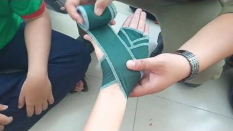 Cách cuộn băng tay số 8 ở Bàn tay đúng cách môn học giáo dục quốc phòng năm 2021 chi tiết
