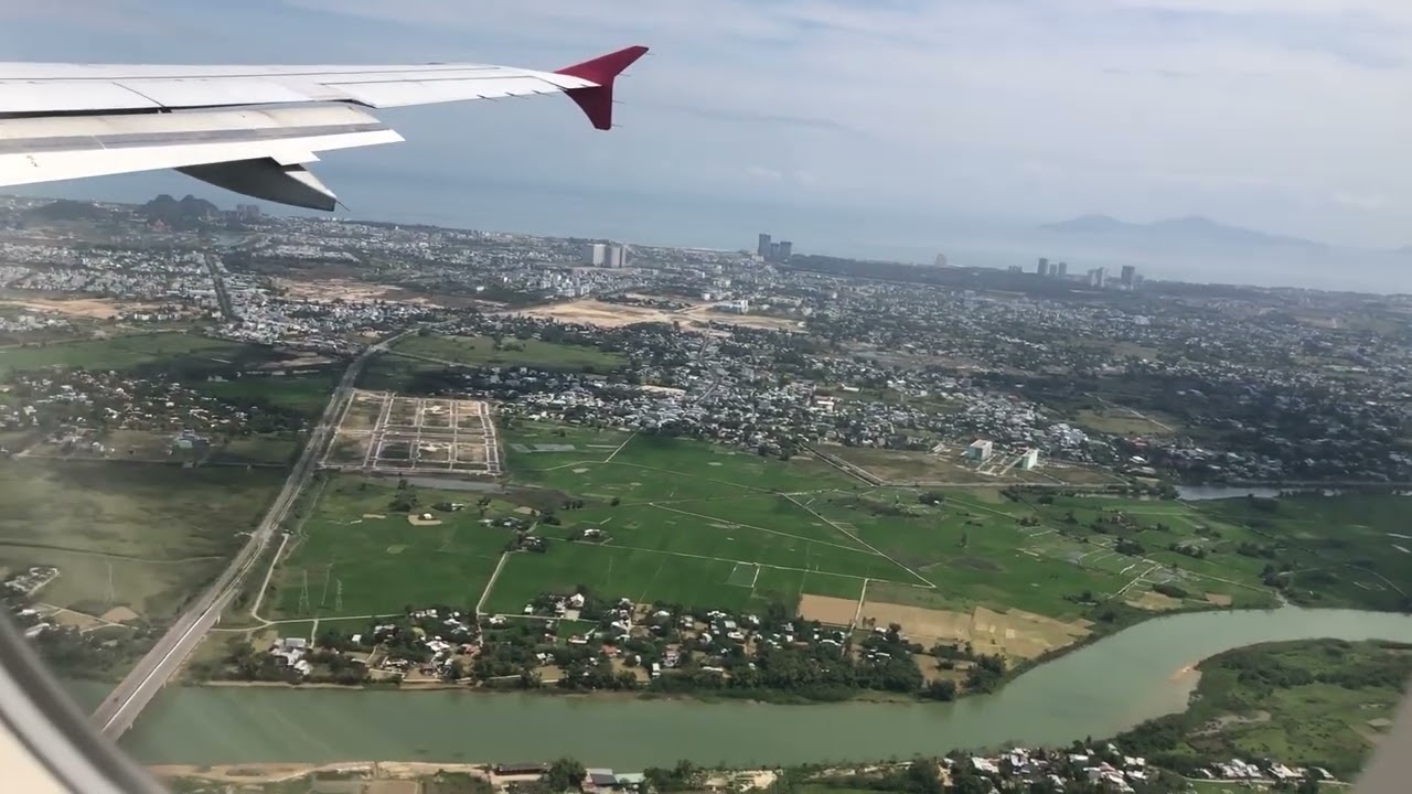 2026年1月31日　香港からダナン飛行中機窓からダナンビーチ全貌及び街を臨む