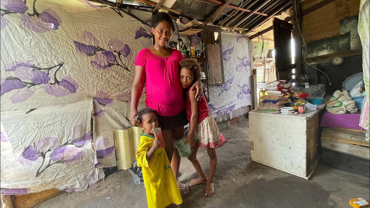 Mãe de 23 anos que mora num barraco feito de lona chove muito a casa está quase desmanchando