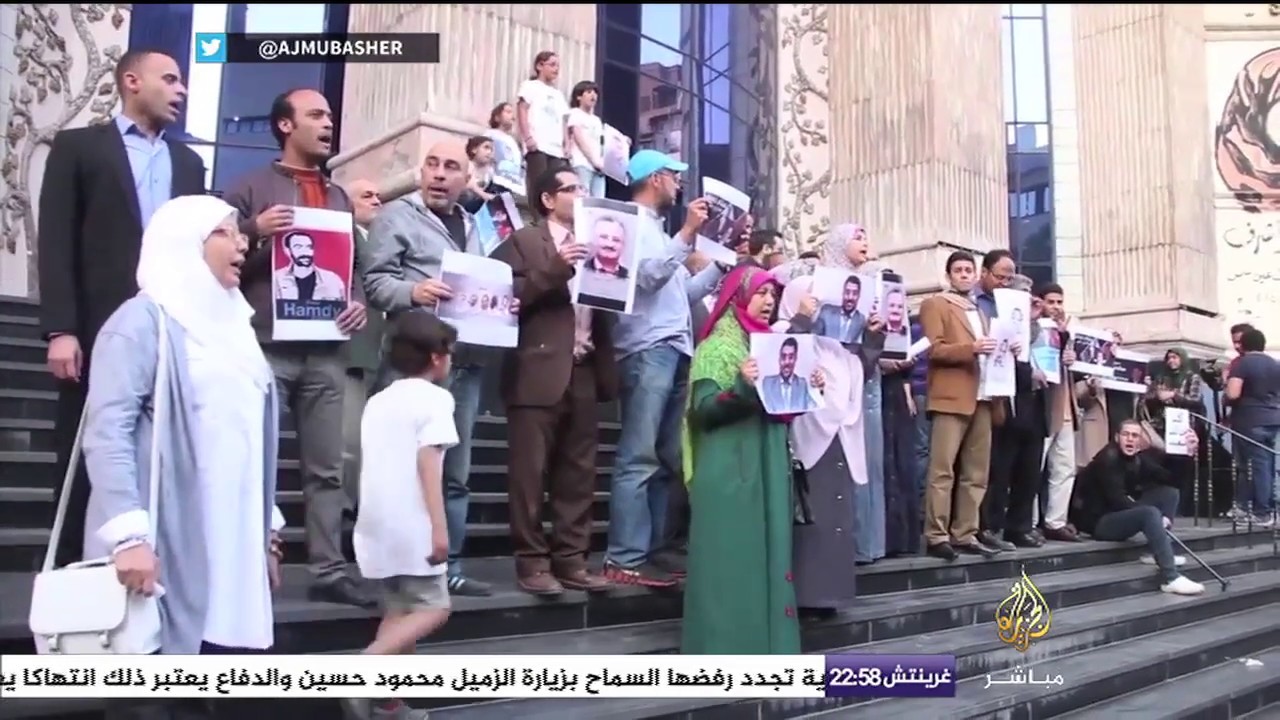 وقفة لأهالي الصحفيين المعتقلين أمام نقابة الصحفيين المصريين للمطالبة بالإفراج عن ذويهم