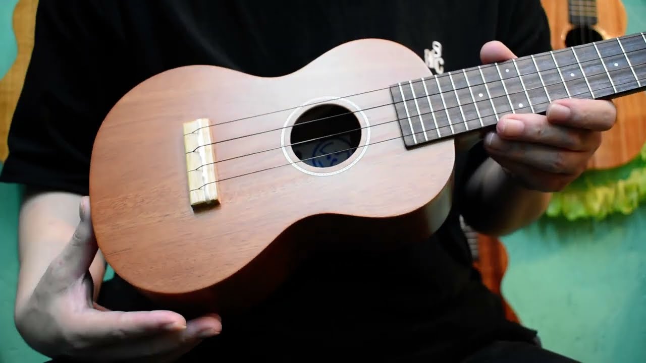 NEW/Famous FS-210 Soprano【お茶の水店】 @ukuleleshoptantan - YouTube