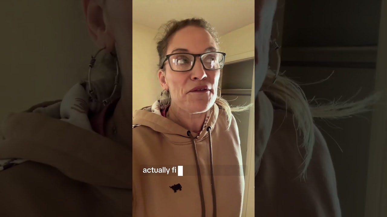 Этот подрядчик обнаружил нечто НЕВЕРОЯТНОЕ на чердаке главной спальни! #alishacollins #flip #house