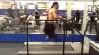 Koşu Bandında Saatte 40 Km Hızla Koşan Adam