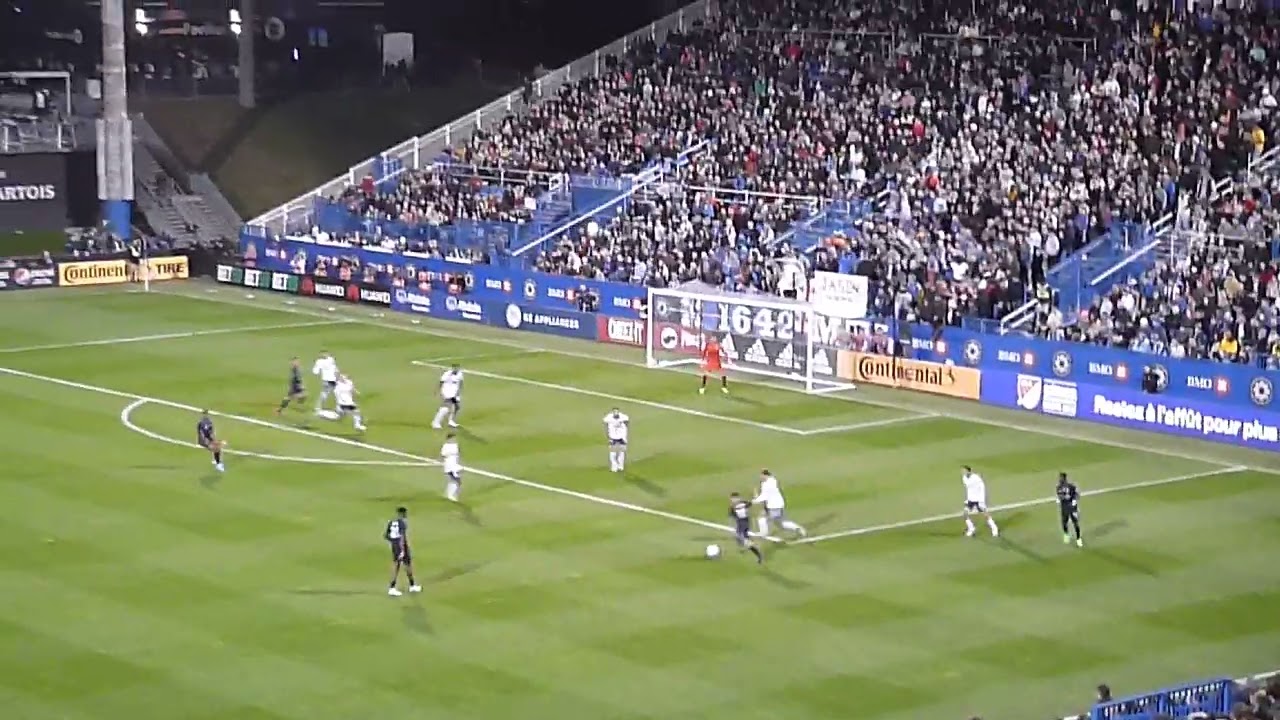 D.C. United's David Ochoa makes a great save vs. Joaquín Torres of CF Montreal (Impact) 10/1/22