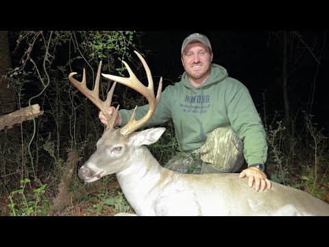 7.5 Year Old Buck On Mississippi Public Land! Bowhunting With My Brother!