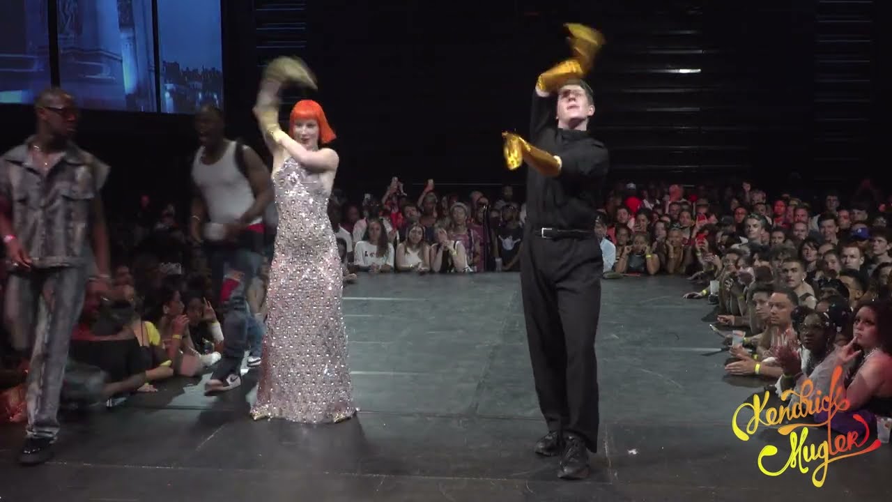 HANDS PERFORMANCE THE STARS OF PARIS ARE SHINING BALL