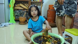 Clever Pobo Helped To Wash Yummy Fruits