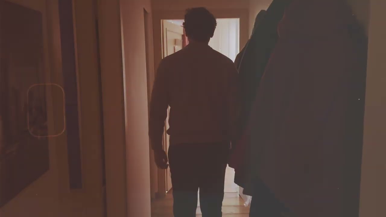 Sungiovese - "Lamp" (Music Video) auf YouTube ansehen Sungiovese - "Lamp" (Music Video) auf YouTube ansehen