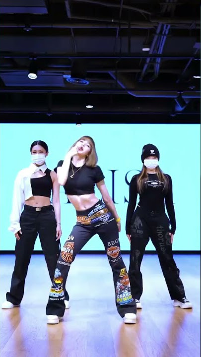 Lisa with Kwon Twins, Leejung, and  Rarmg #lalisa | suka banget
