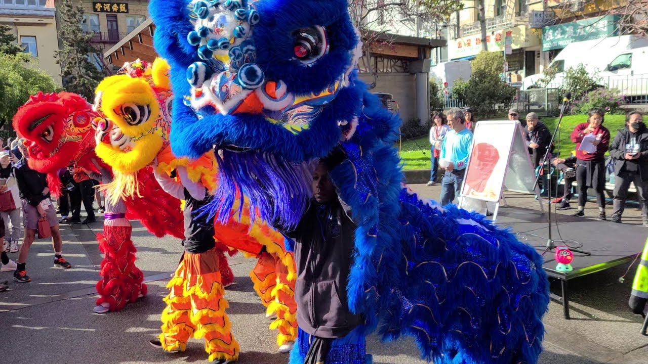 lion-dancing-performance-by-yee-s-martial-arts-academy-2023-chinatown