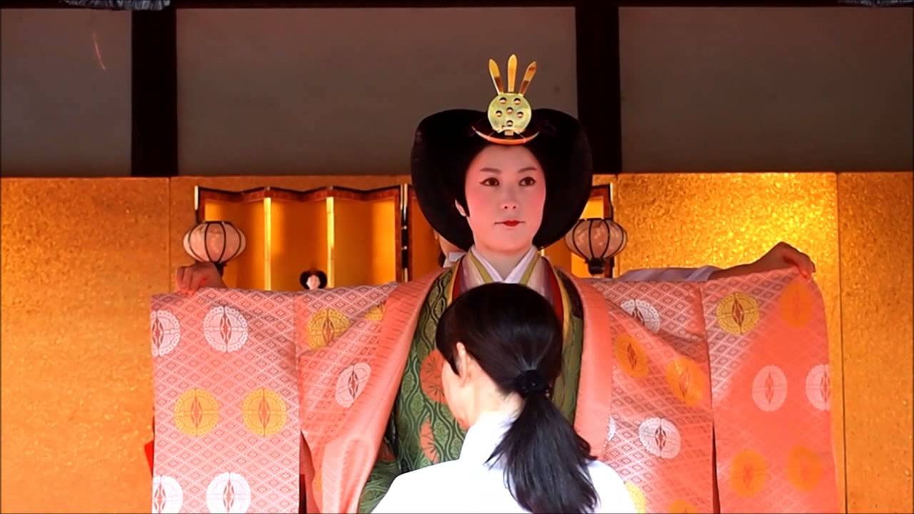 下鴨神社 ひな祭り 十二単の着付け - YouTube