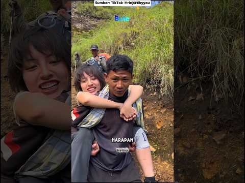 Rahasia di Balik Sarung yang Selalu Dibawa Porter Rinjani