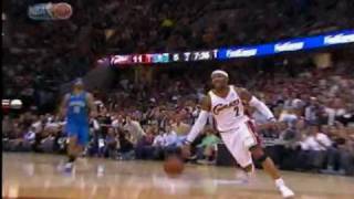 Mo Williams throws a ball at dwight howard