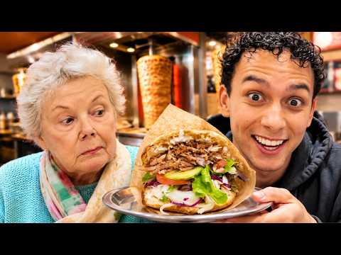 Meine Oma testet Döner zum ersten Mal – ehrlichste Reaktion😰