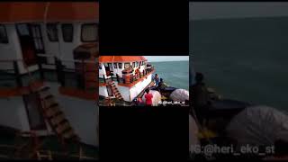 Abandon ship Lct AYU 78 kandas dan diterjang ombak muara sampit Abandon ship Lct AYU 78 kandas dan diterjang ombak muara sampit