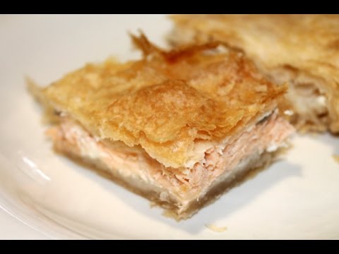 Видео рецепт Пирог с красной рыбой из слоеного теста
