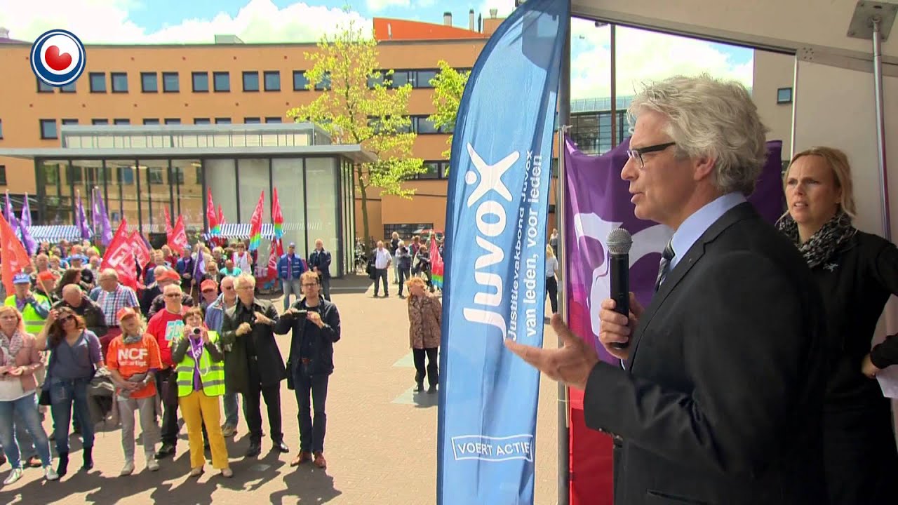 Rijksambtenaren voeren in Leeuwarden actie voor nieuwe CAO YouTube