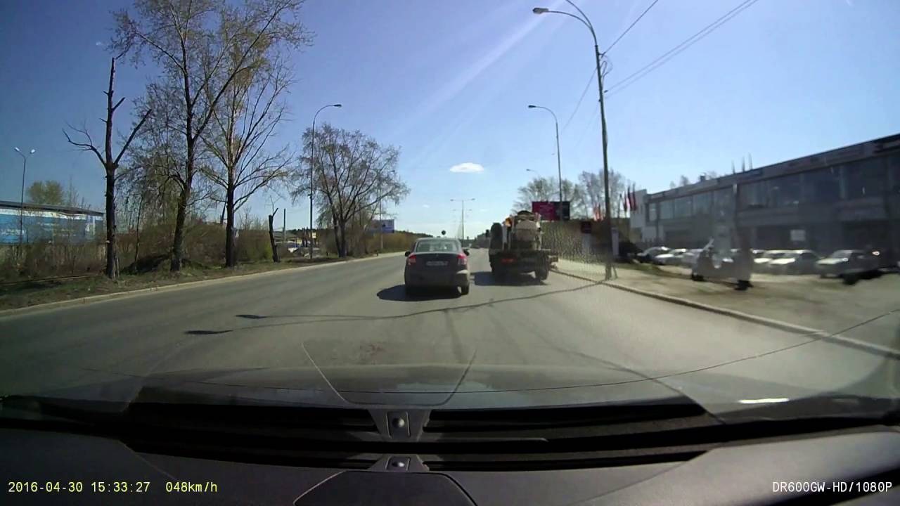 ДТП Екатеринбург .(Обиделся что 4м рядом не пустил на разворот) ДТП Екатеринбург .(Обиделся что 4м рядом не пустил на разворот)