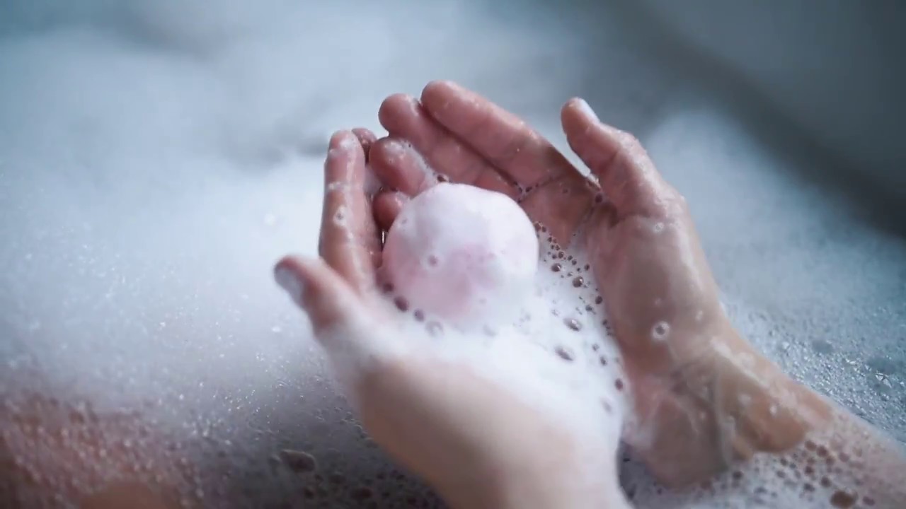 Foaming bath bomb - YouTube