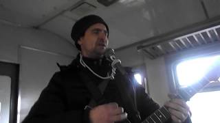 DSCN5745 UKRAINA Podroz pociagiem do SumGrajek gitarzysta w pociagu