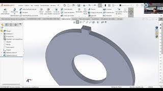 👉 Ejercicio completo en SolidWorks: combina extrusión, cortes y patrones