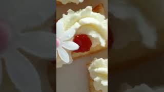 طريقة رائعة لتزيين العجين المورق بالكريمة وورود عجين السكر  ??/Puff Pastry Decoration