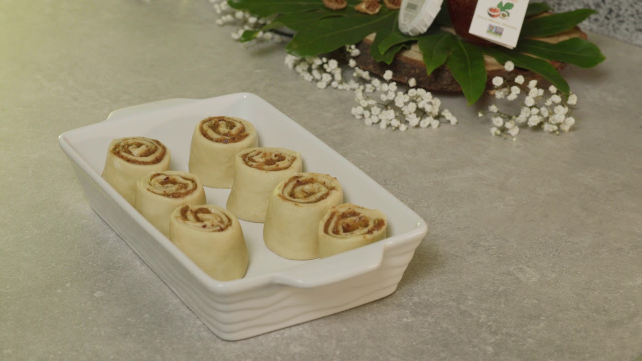 Vegan cinnamon rolls with dates and Dalmatia fig spread  short