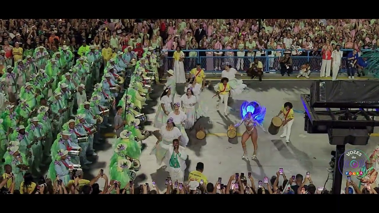 Apresentação espetacular da bateria Grande Rio sob regência do mestre Fafá