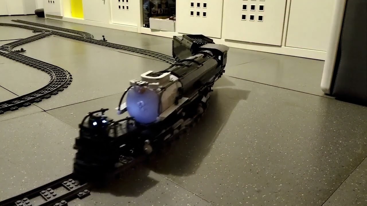 Lego Big Boy | R40 vs R104 Curves Test – Playable Articulated Power!