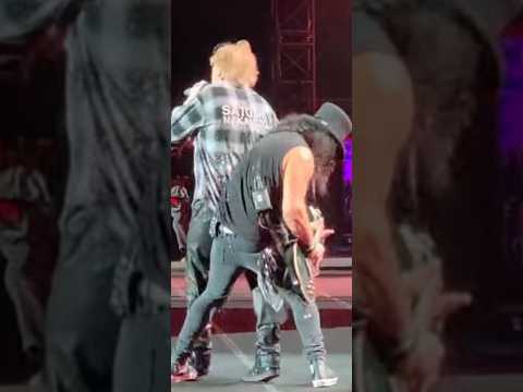 Axl Backs Straight Into Slash… Watch Slash's Reaction