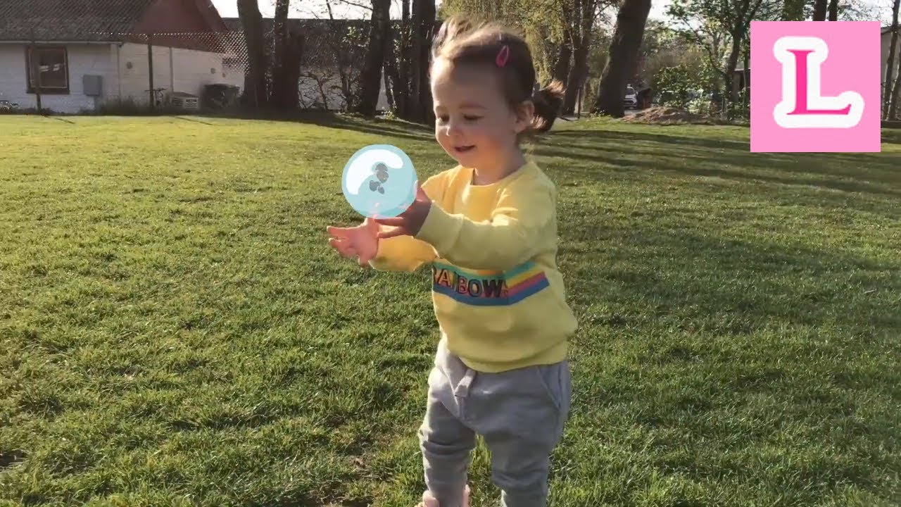 Лиззи первый раз играет с мыльными пузырями / Lizzy first time playing with bubble toys