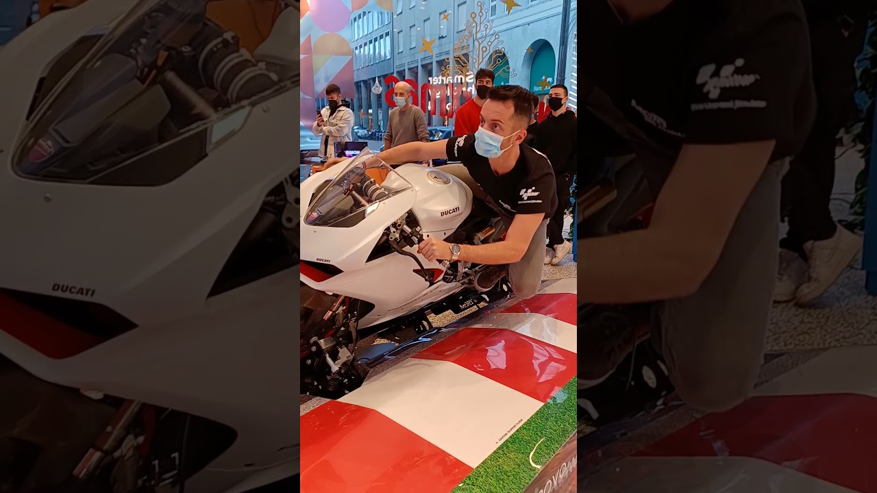 Playing to Ride4 on a Ducati Panigale. MotoGP simulator, Simulateur moto, Simulador moto. Motorcycle